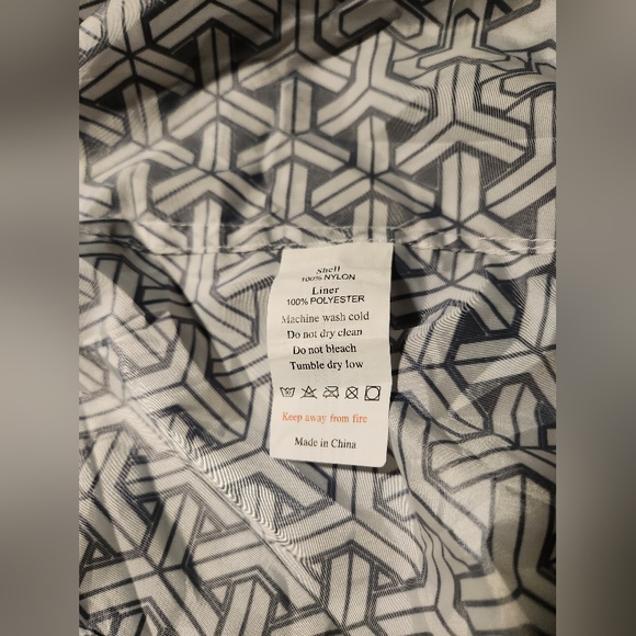 Threyda Translucent Windbreaker large. - Picture 5 of 6